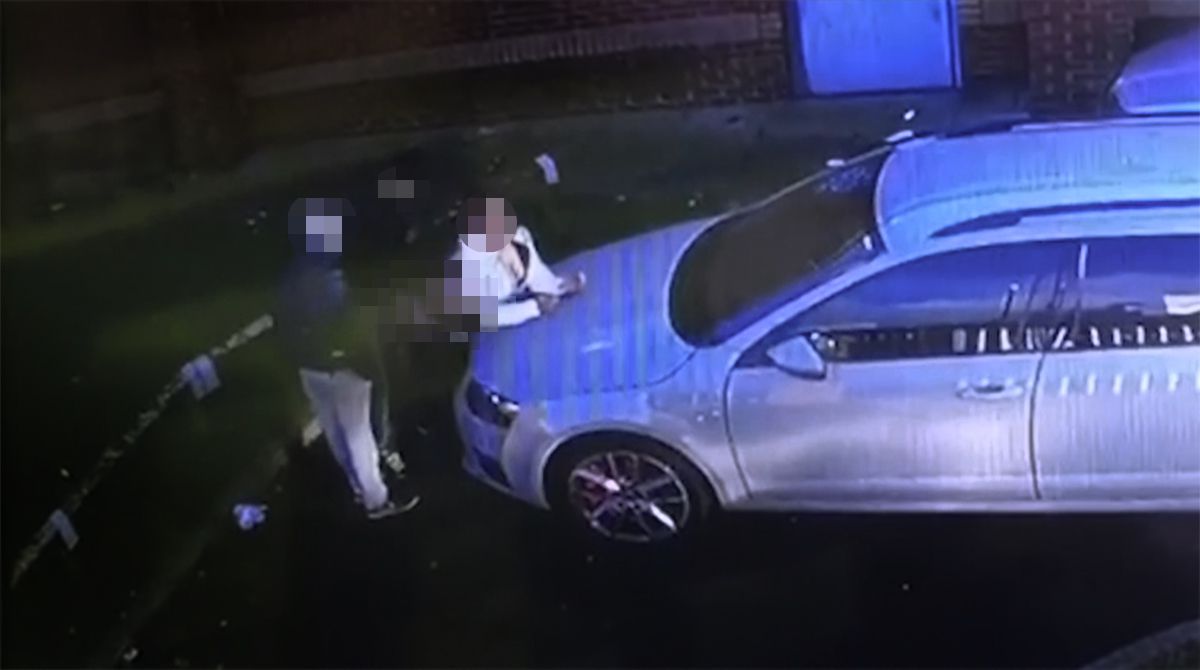 Патрульный остановил девушку и выебал ее прям на машине